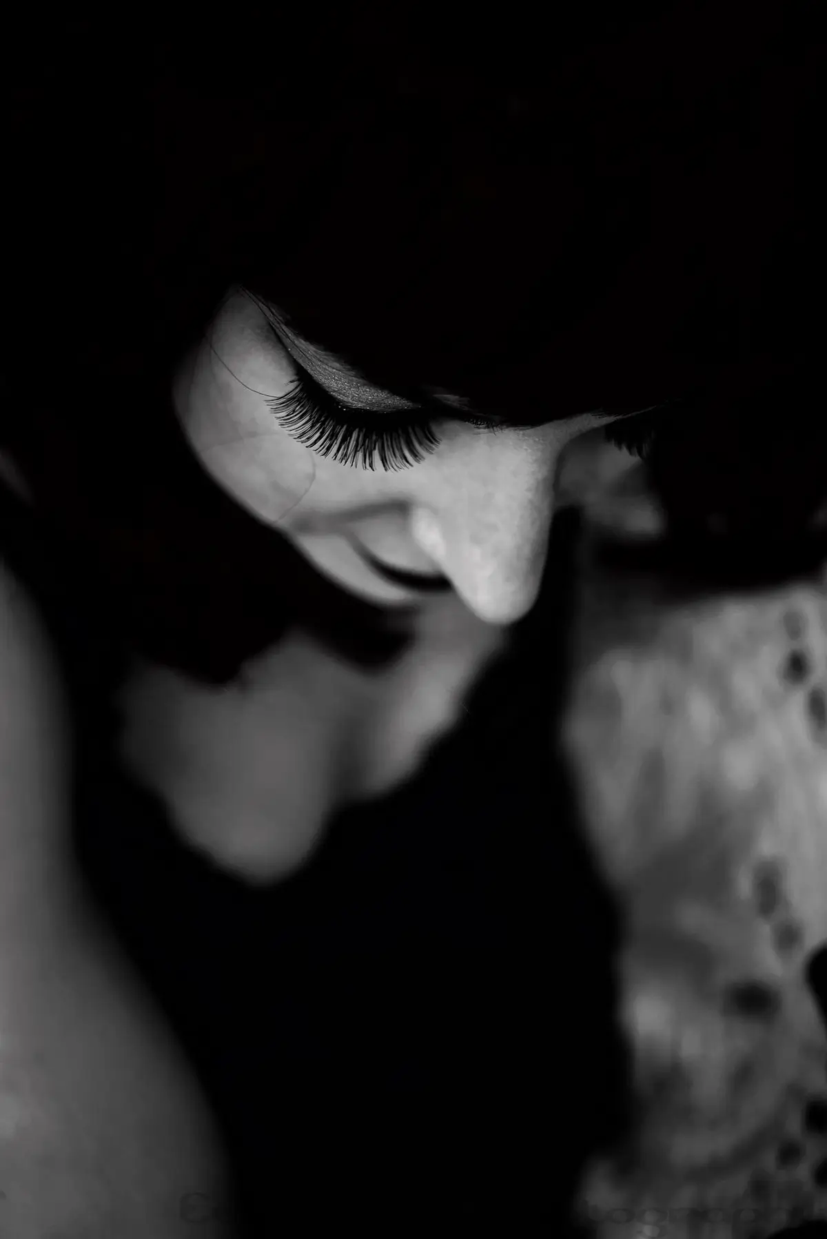 Black & white portrait of a woman, zoom on eyelashes